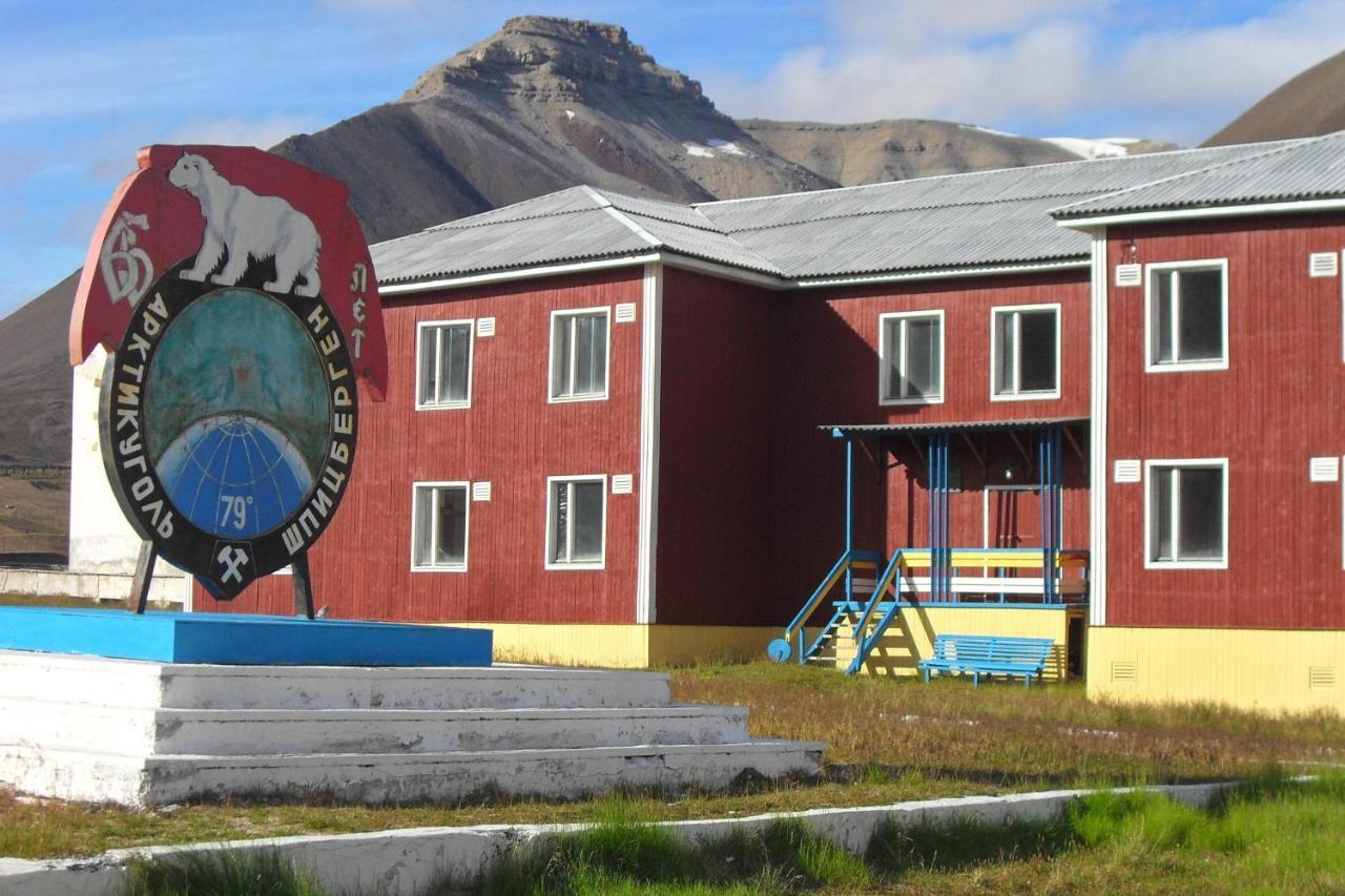 Hotel Pyramiden Exterior photo