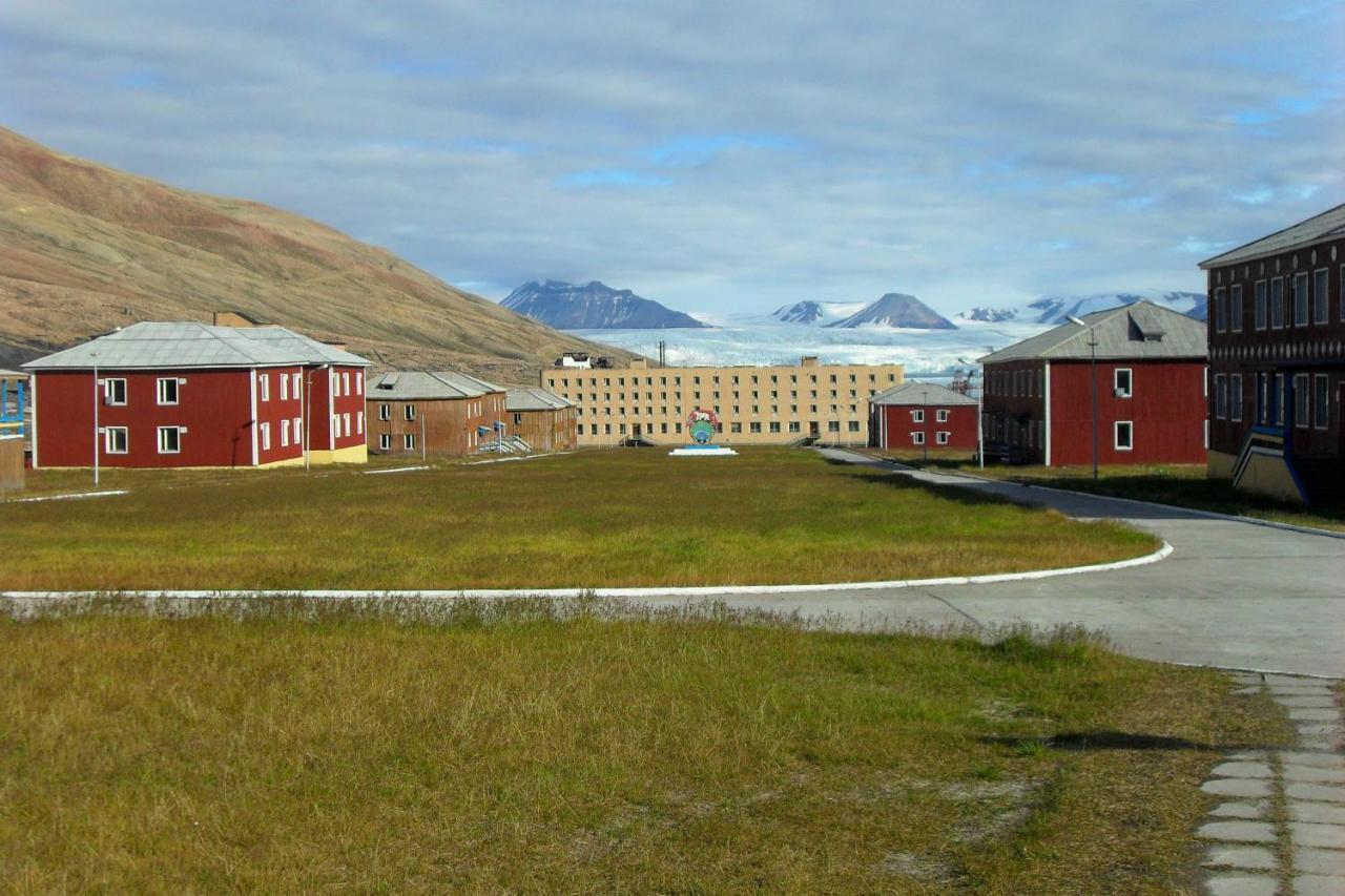 Hotel Pyramiden Exterior photo