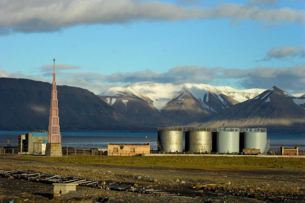 Hotel Pyramiden Exterior photo