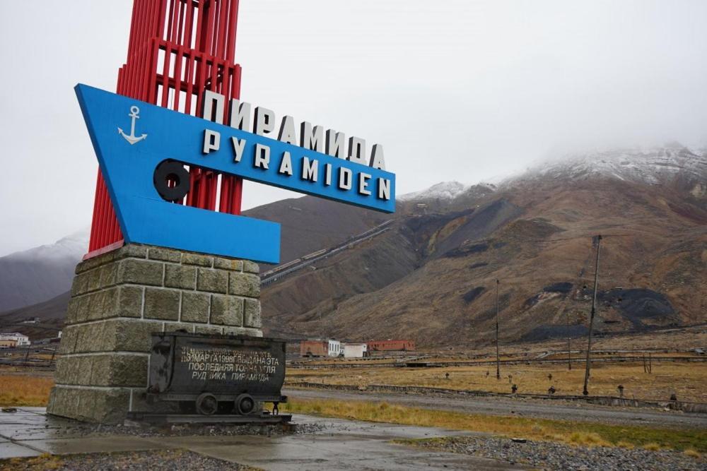 Hotel Pyramiden Exterior photo