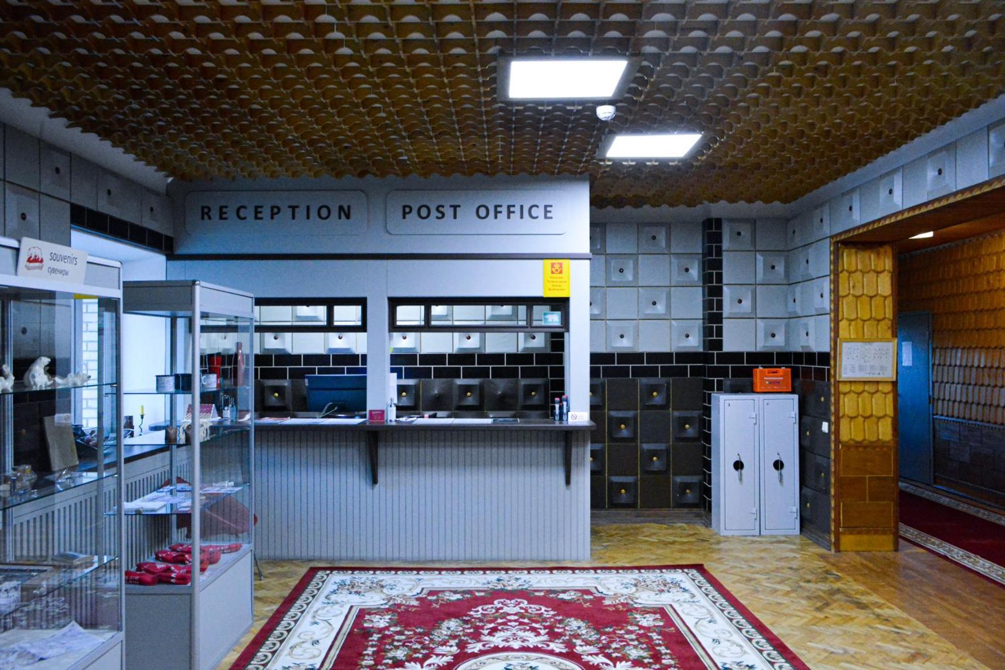 Hotel Pyramiden Exterior photo